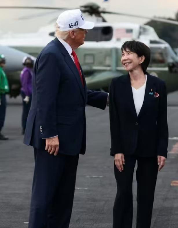 看看这些合影,你就明白,为什么日本这次要选一个女性首相。首先,服从性很好。高市早