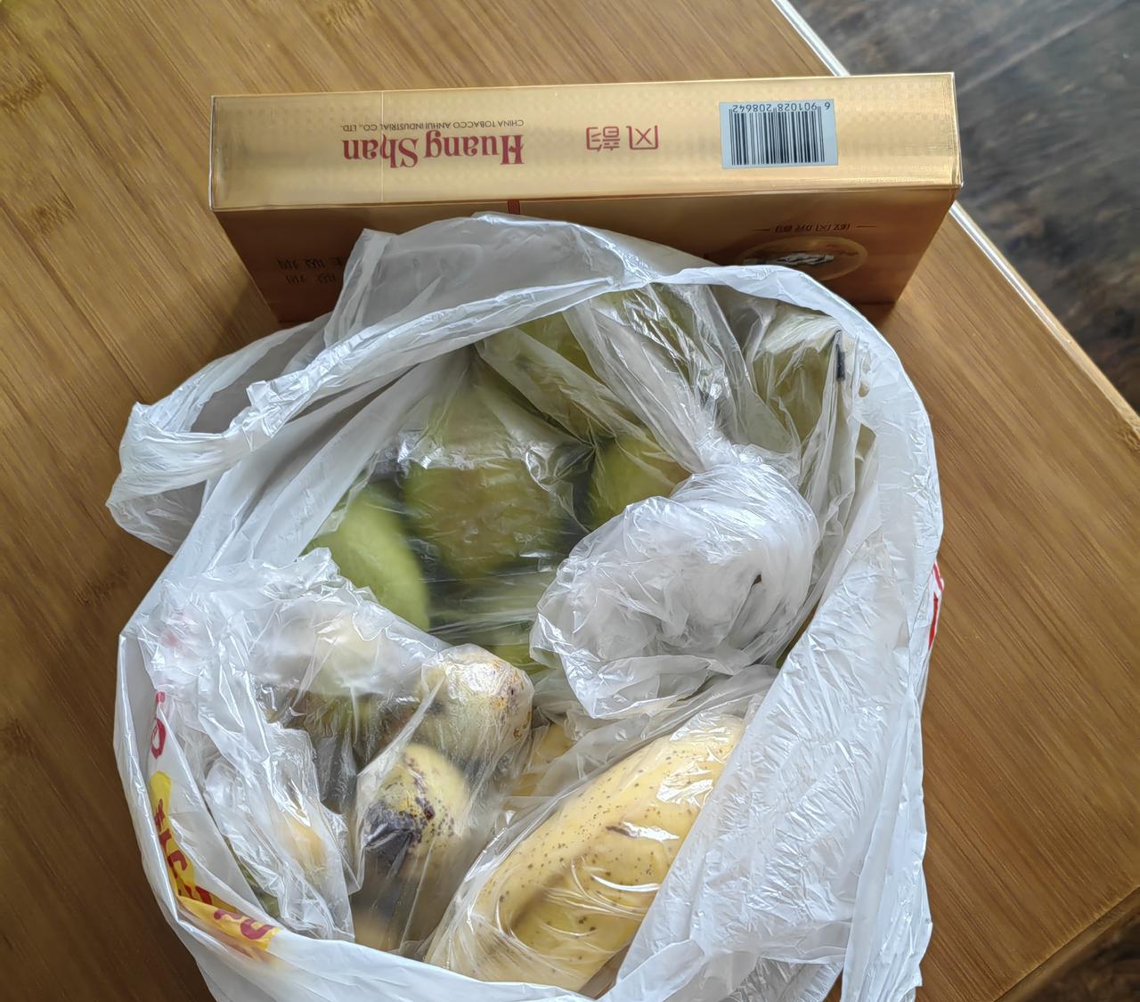 昨天儿子儿媳回来过节，给我带了一些零称的水果和一条烟，看上去好像有点寒酸，不过这