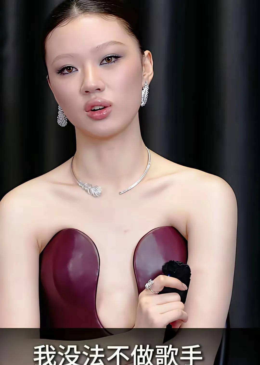 单依纯被嘲“胳肢窝夹着两片猪肝”，团队为何视而不见？业内朋友透露，这不是失误，