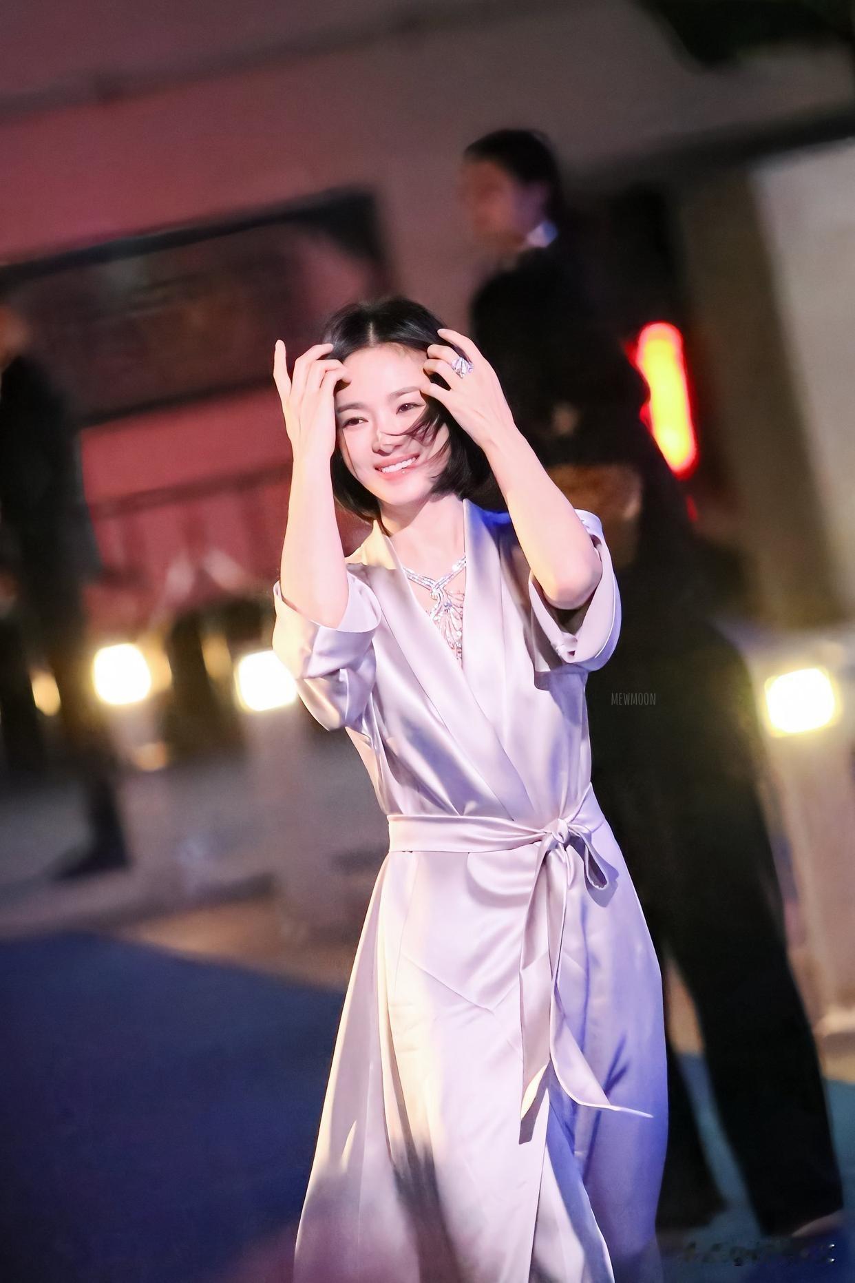 我就纳闷了，宋慧乔都44岁了。怎么感觉还是个小姑娘，依然有着少女的模样。