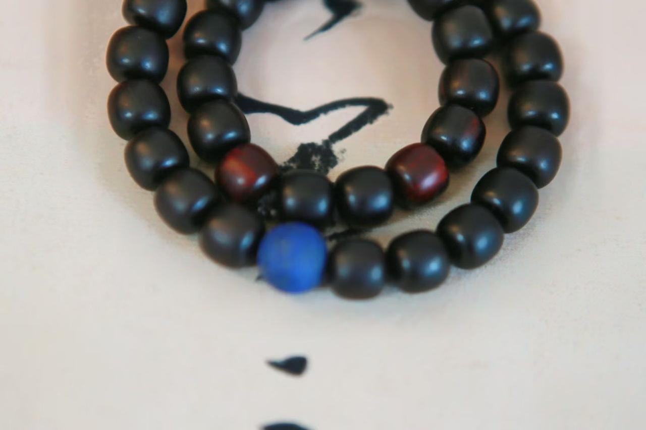 无价了已经，包括一串108念珠，以及两串手串，这是道观翻新的梁柱木材制作而成。送