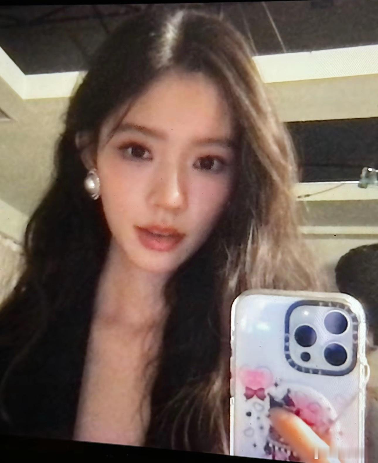 林允晒对镜自拍，第一眼真的没看出是她不愧是女明星啊，这模糊的画质，清晰的美貌