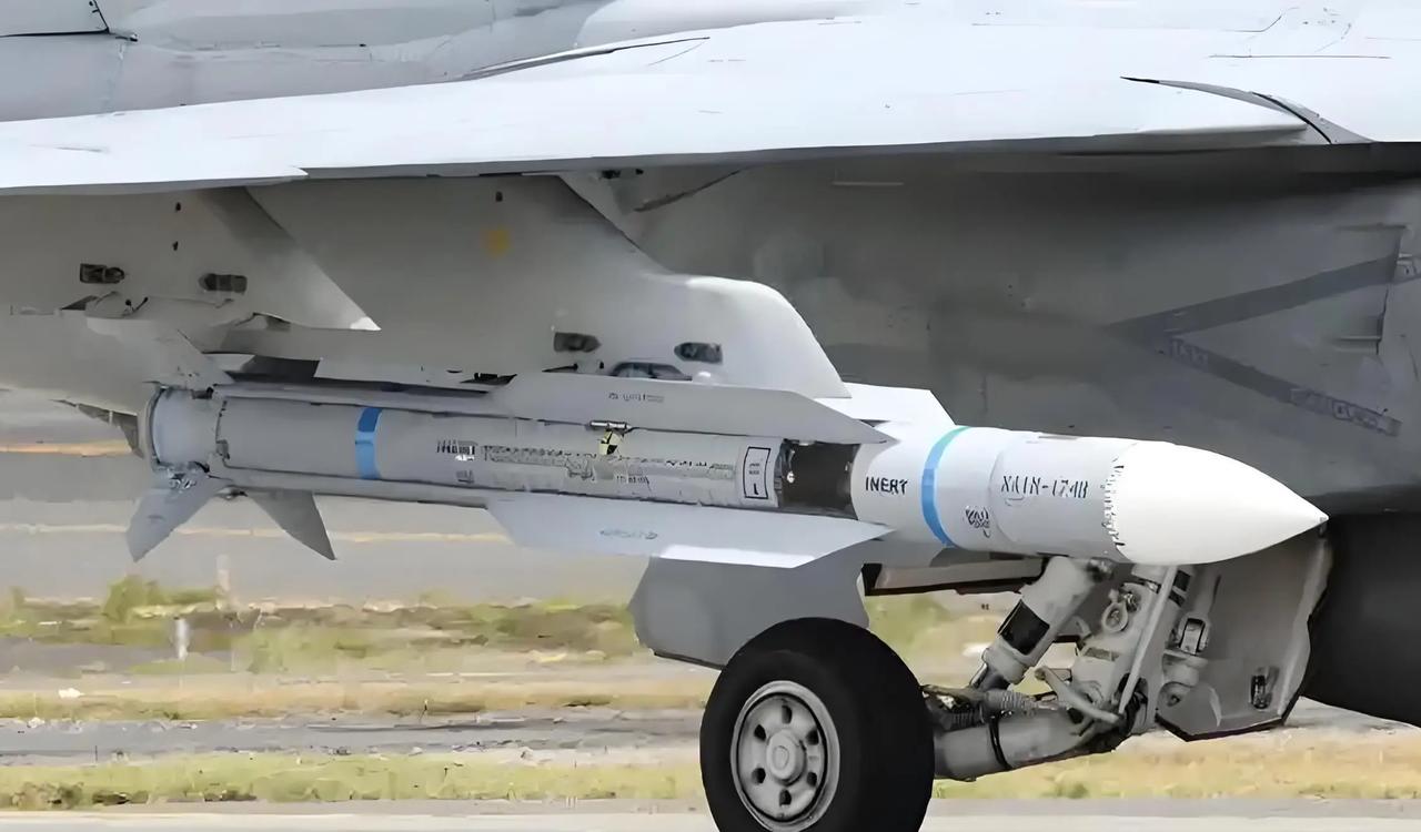 .上万枚霹雳-12空空导弹该如何处置，成了当前需要解决的问题。这款导弹曾是空军的