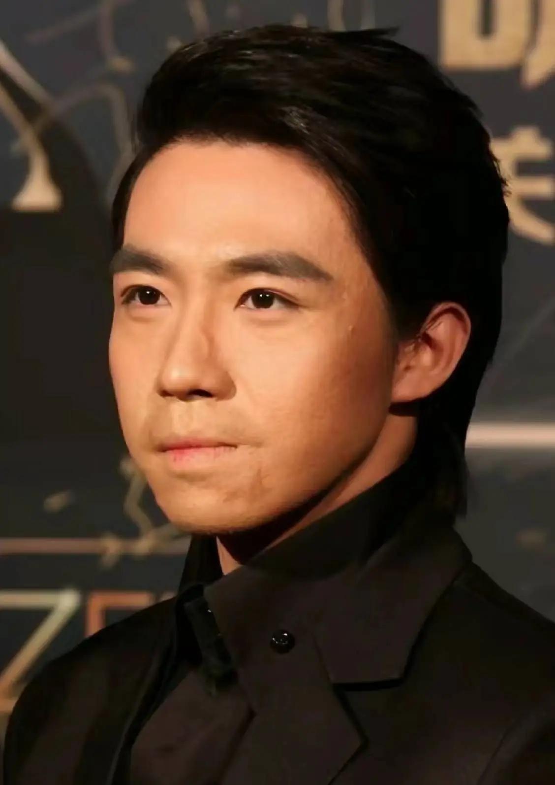 网友质疑俞灏明官宣文案太low：拉踩前任，只为新人笑。今天俞灏明官宣冲上热搜