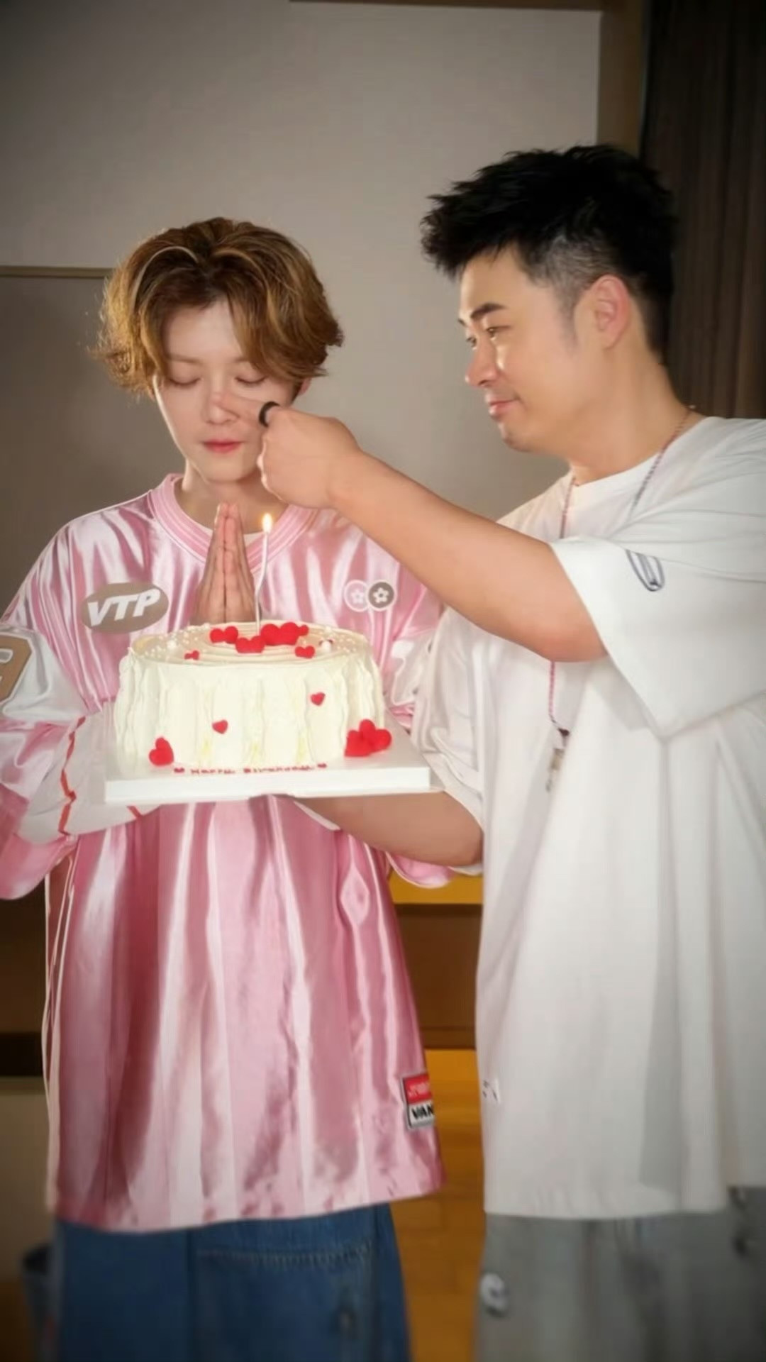 五哈给鹿晗庆生邓超陈赫祝鹿晗生日快乐五哈给鹿晗庆生，邓超、陈赫、王勉发文给鹿晗