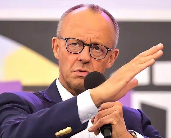 芬兰保守派人士阿尔马诺·梅马对德国政府很不满，他批评总理默茨“正在拿欧洲人的生命