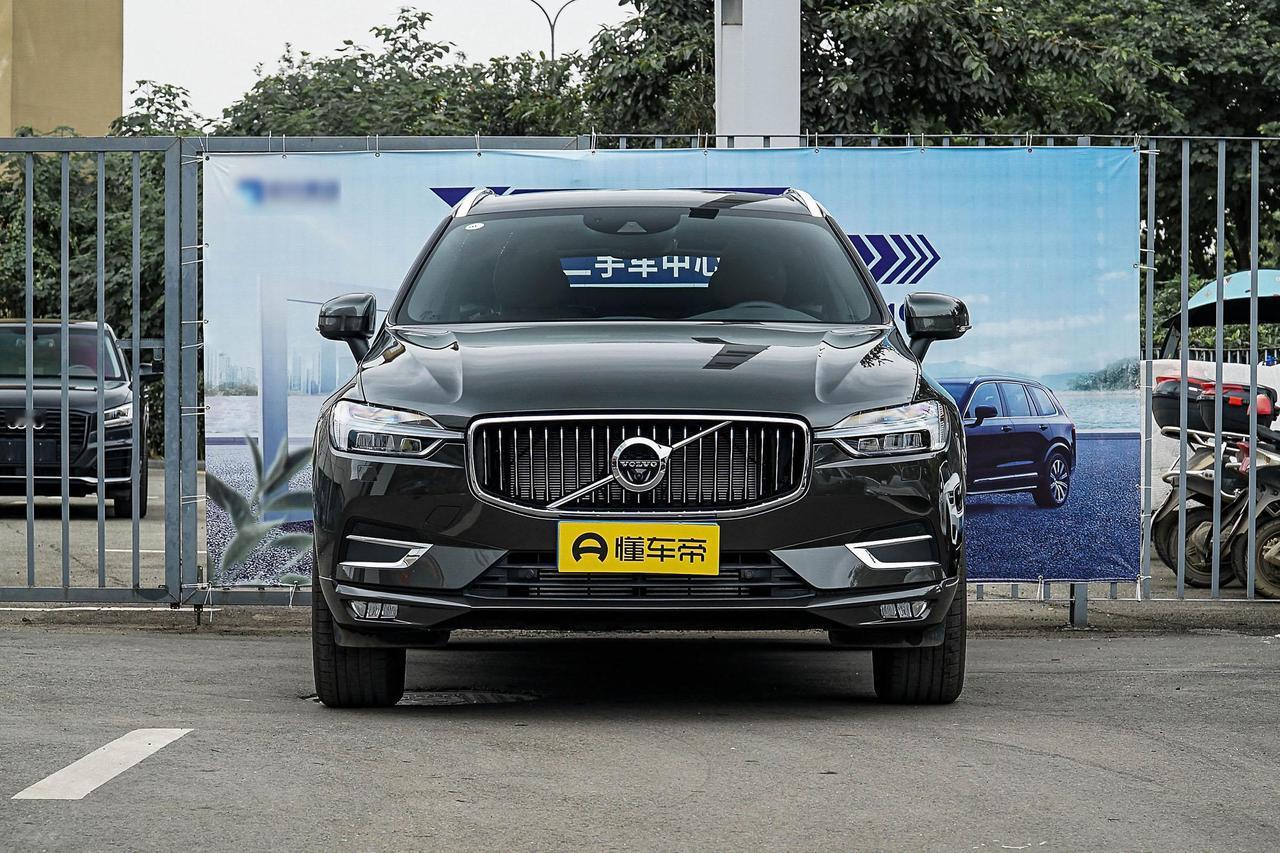 上个月看车，在二手平台刷到一台2019款沃尔沃XC60，比新车便宜一半还多。我俩