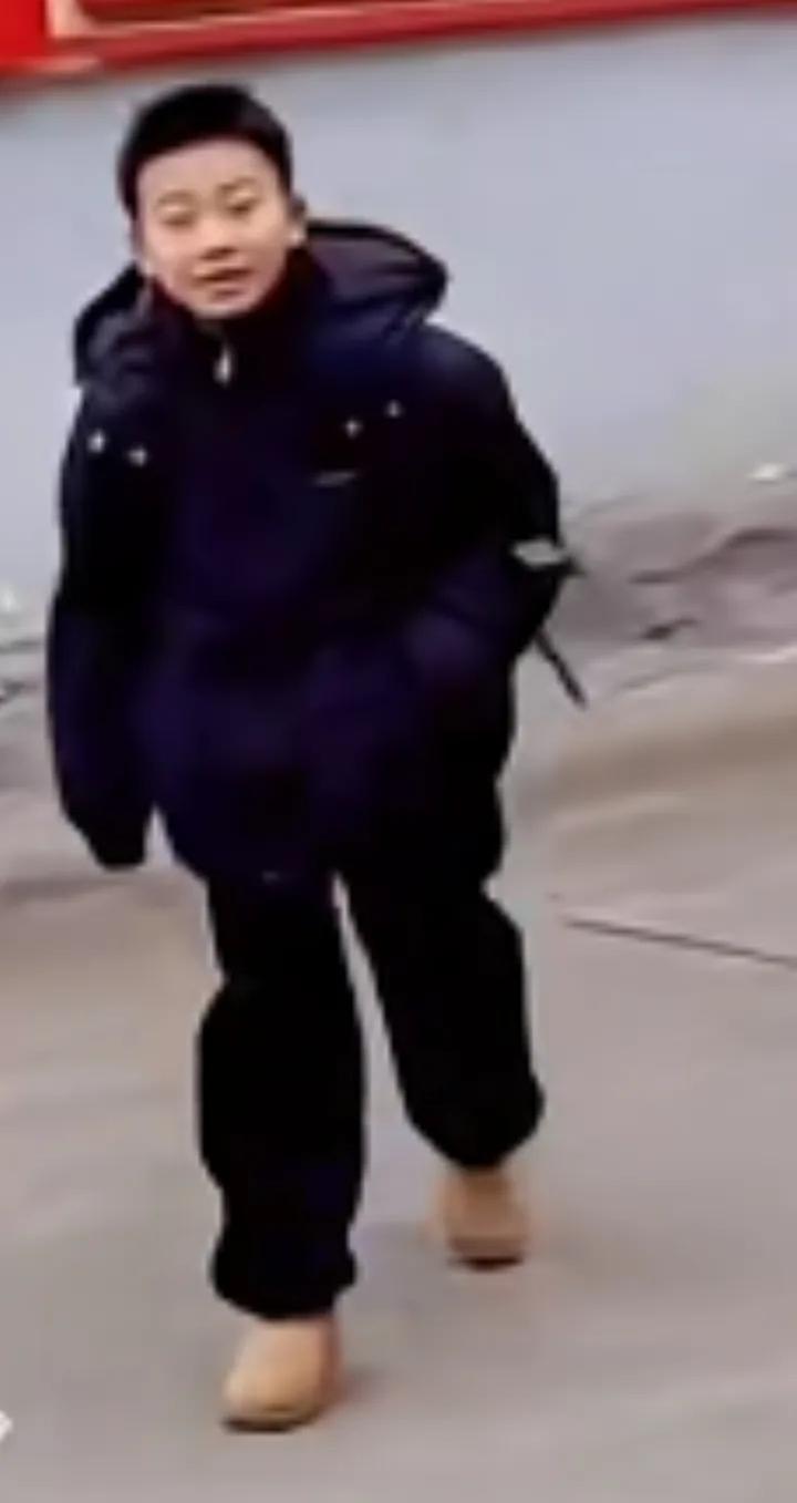 看哭了！辽宁校门口这一幕，戳中了无数人内心最软的地方！妈妈一声“王雨辰”，