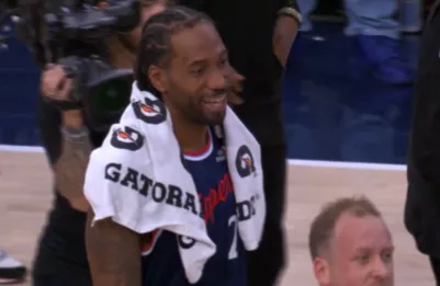 感觉联盟里防小卡效果可以的一个是老队员西亚卡姆，之前全明星赛的时候单防效果还