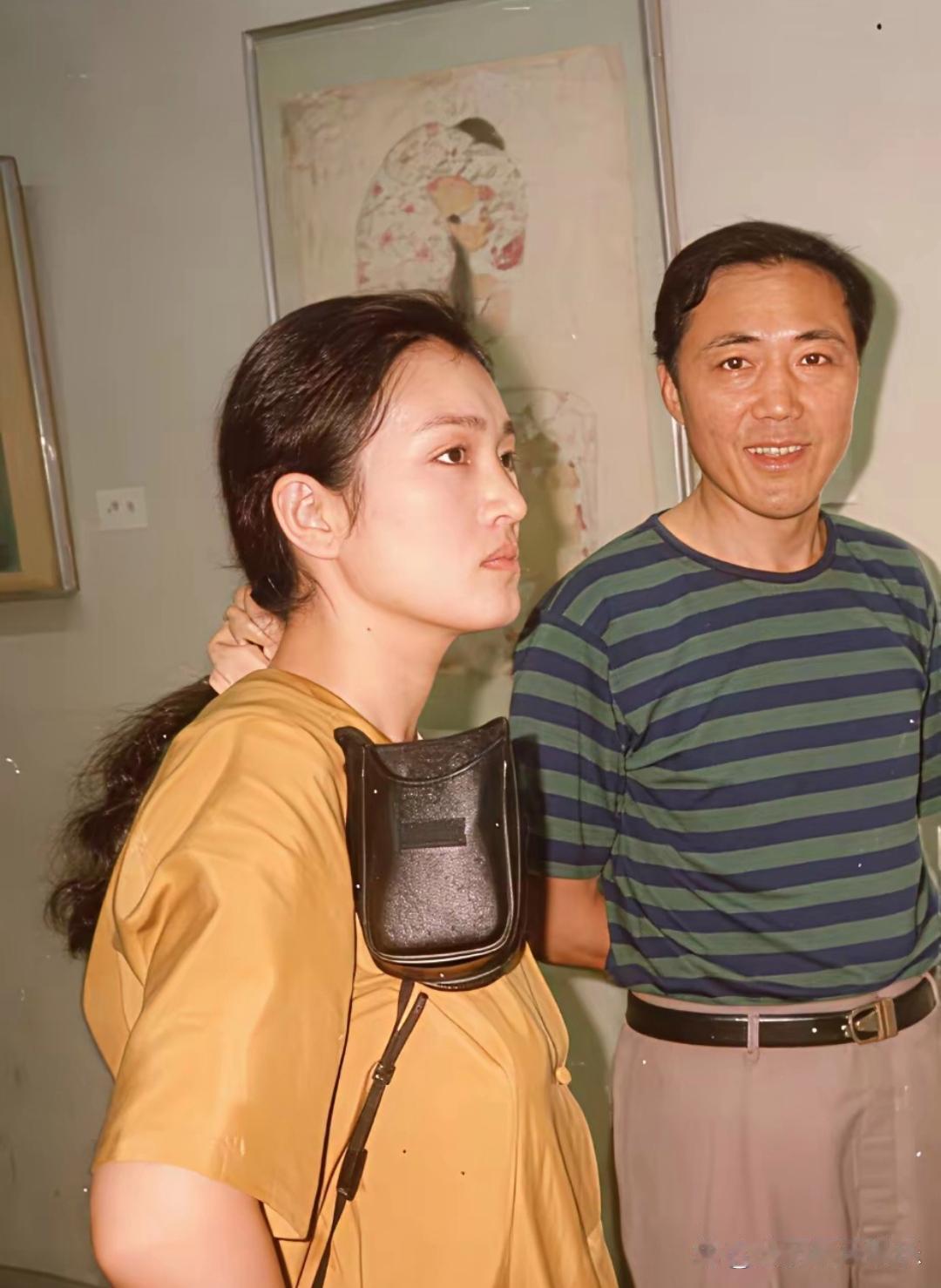 1994年的巩俐，小白鞋搭配白棉袜，简简单单的穿搭，素颜状态下依旧美得熠熠生辉。