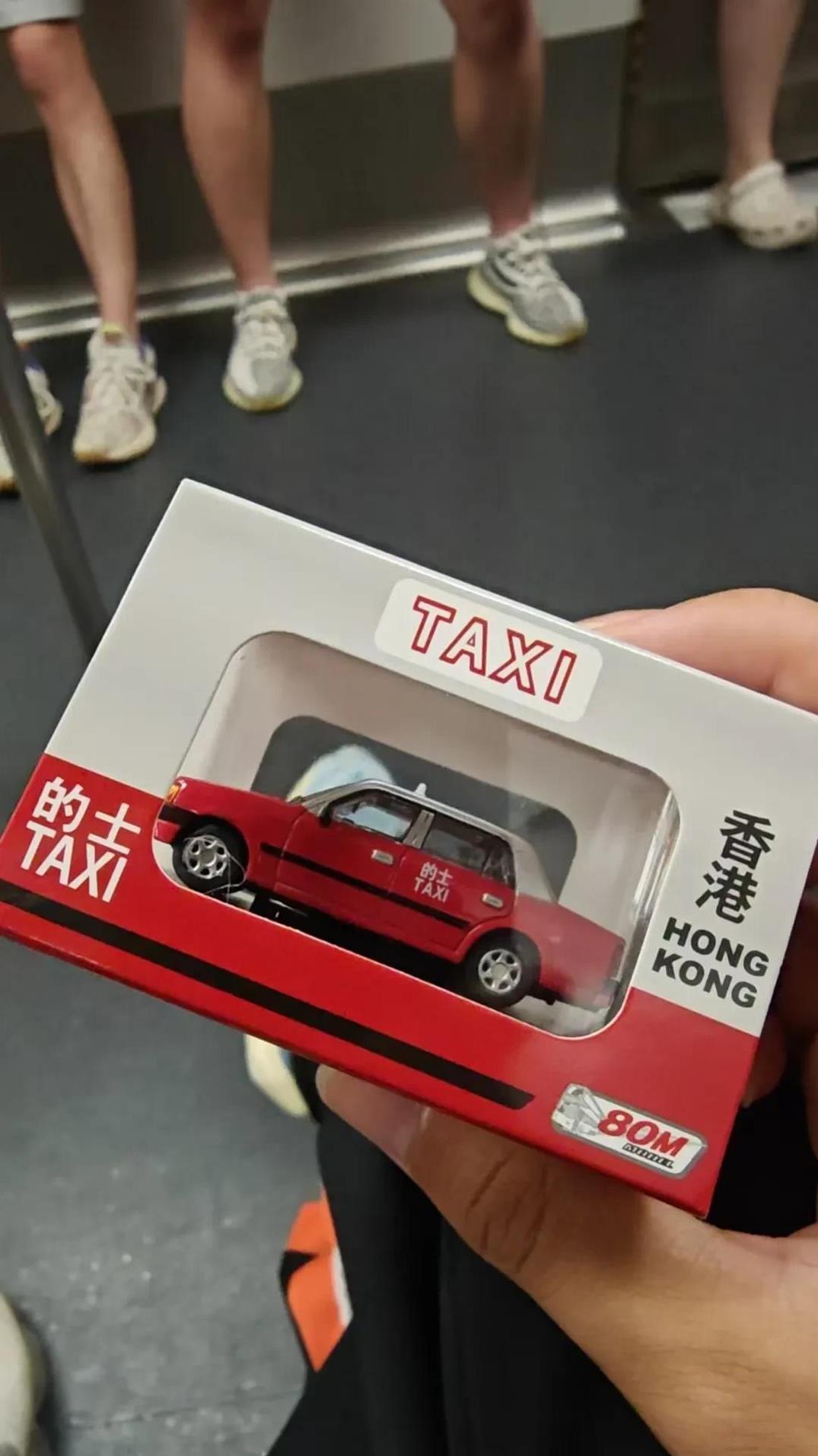 儿子去了趟香港，讲了些与网上看到的不一样的东西。香港看上去很繁华，非常繁华在