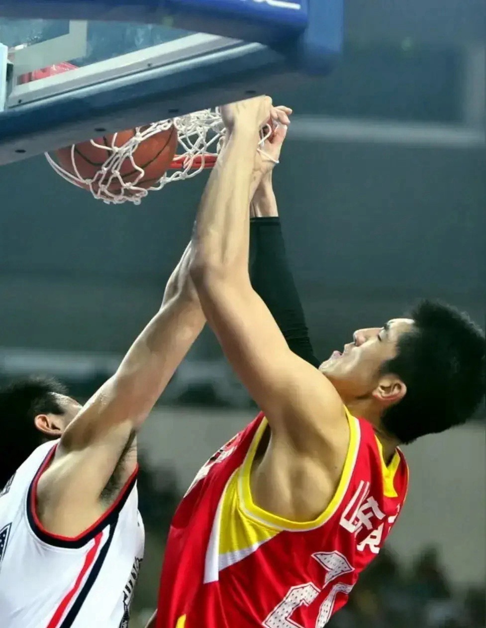 全运会男篮成年组小组赛，广东队对阵山东队。打开电视，一看双方出场的球员，嚯，这简