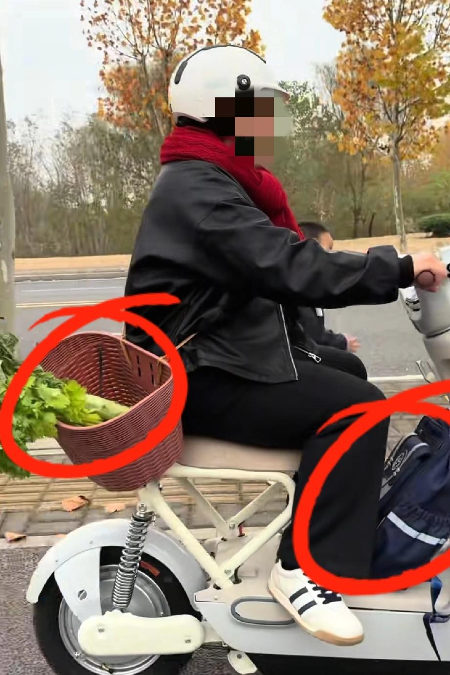 设计这玩意真是个老登！新国标电动自行车，倒不如说是个骑着玩的玩具！图片中一位