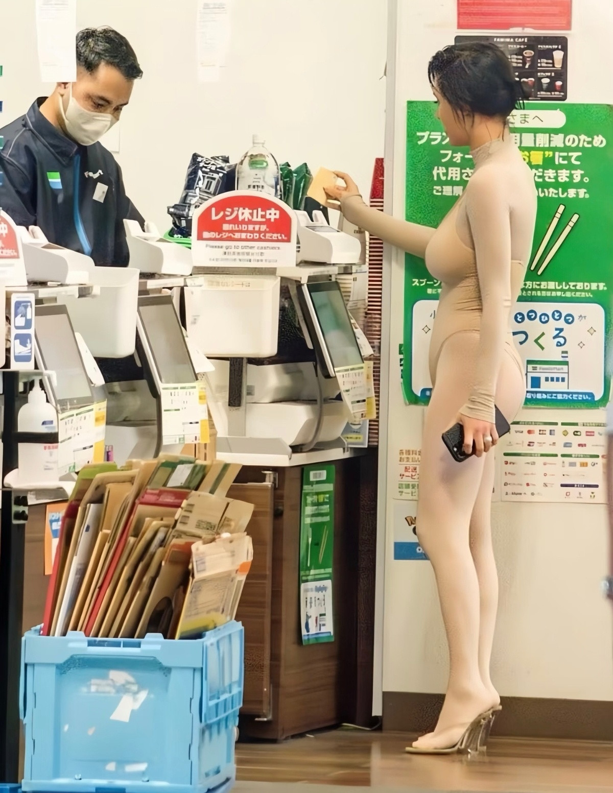 侃爷老婆，特别厉害的是穿丝袜竟然还能穿高跟拖鞋走路，脚上不会打滑吗？
