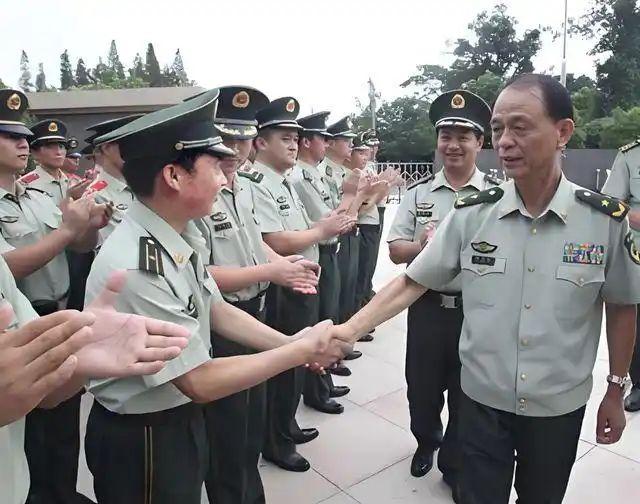 授予少将和晋升少将，有什么区别？所谓授予就是之前没有军衔，现在给你一个军衔。