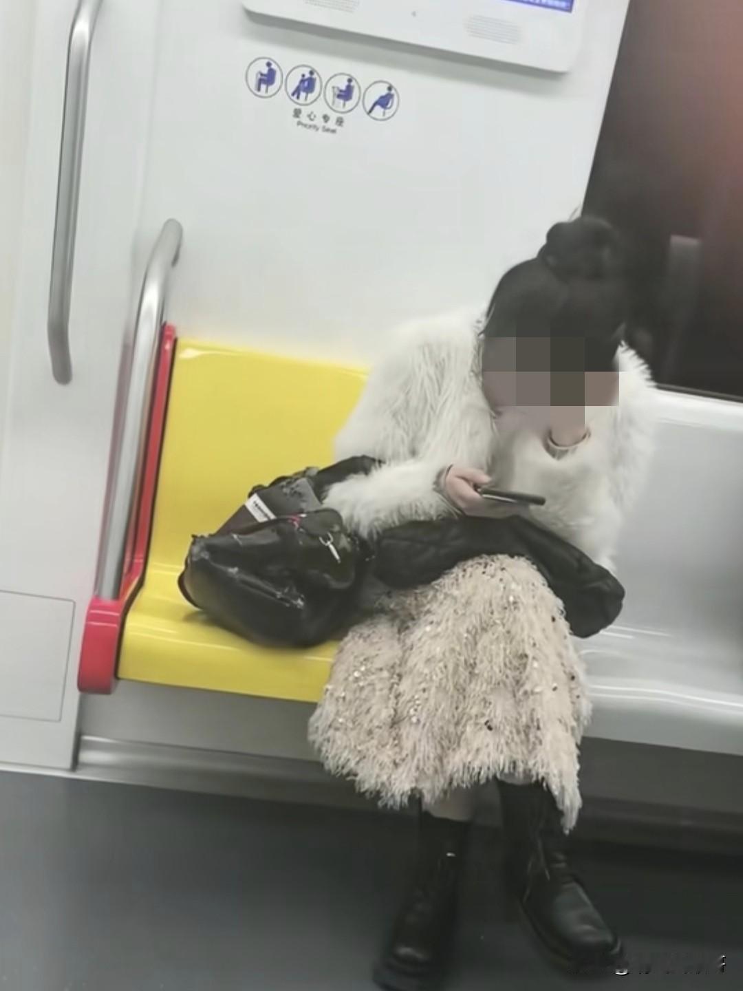 这个包包对她一定很有意义