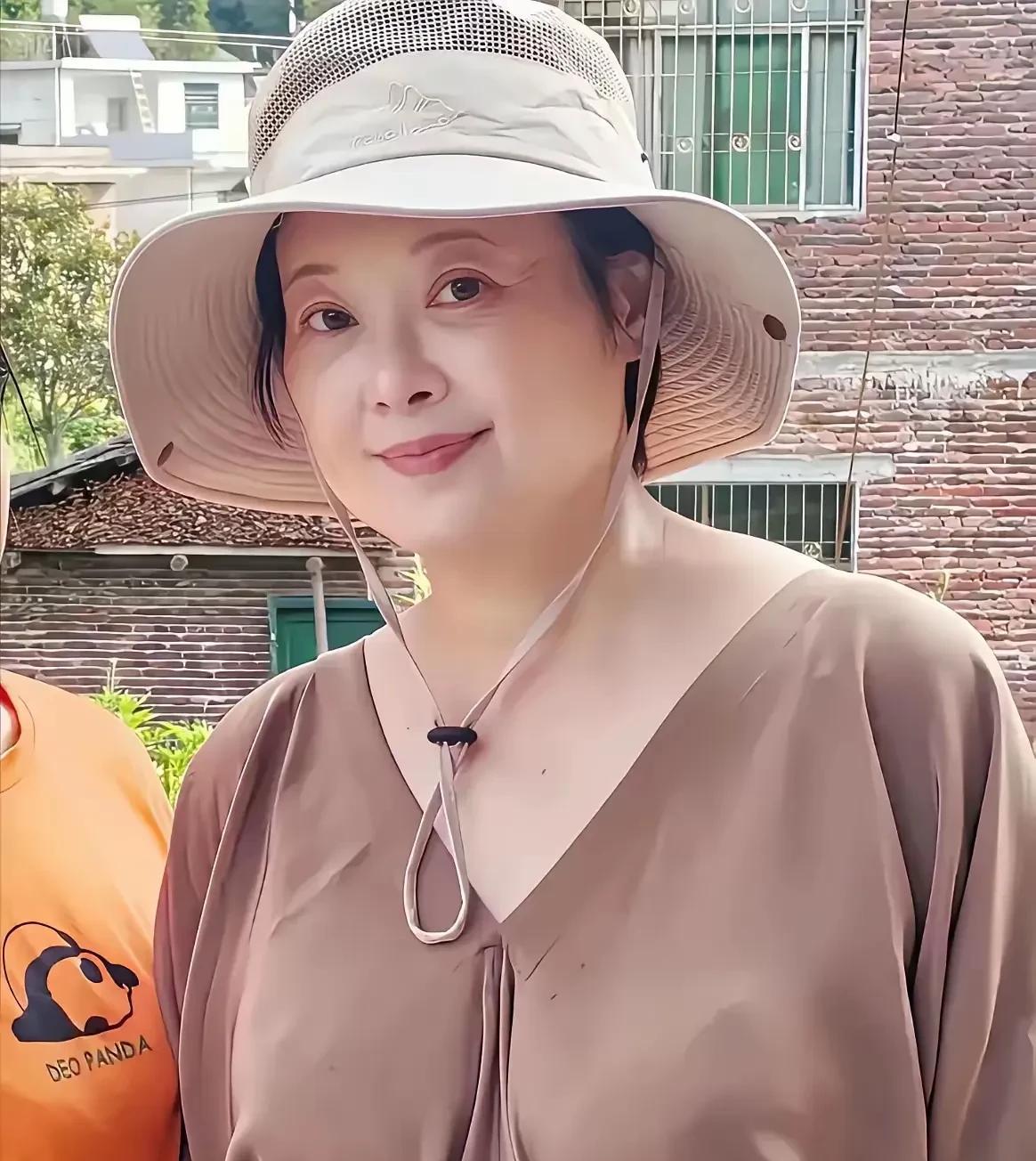 曾经国色天香的大美女，现在老了，却胖成了一张国泰民安慈祥脸