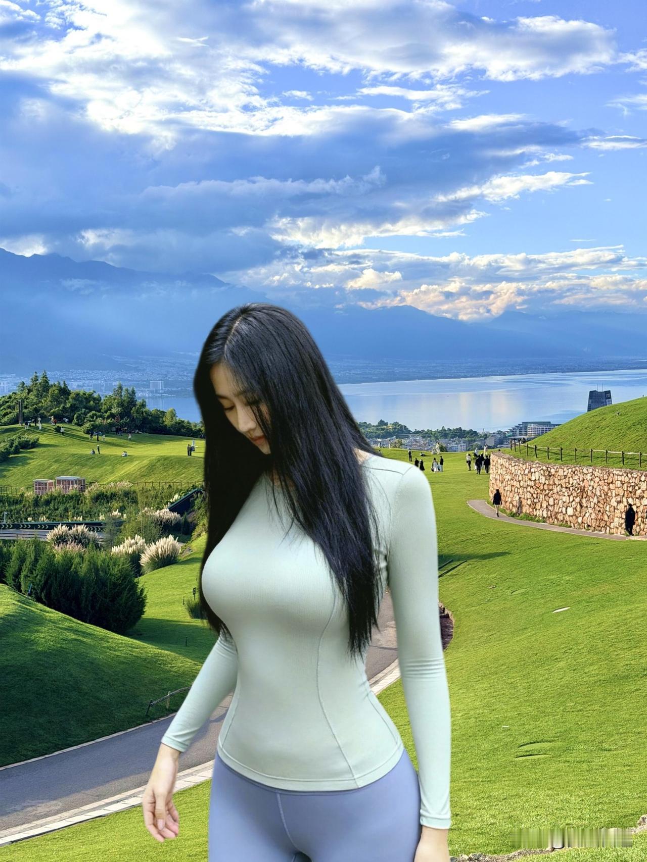 湖畔绿意盎然，少女漫步其中，享受宁静时光。