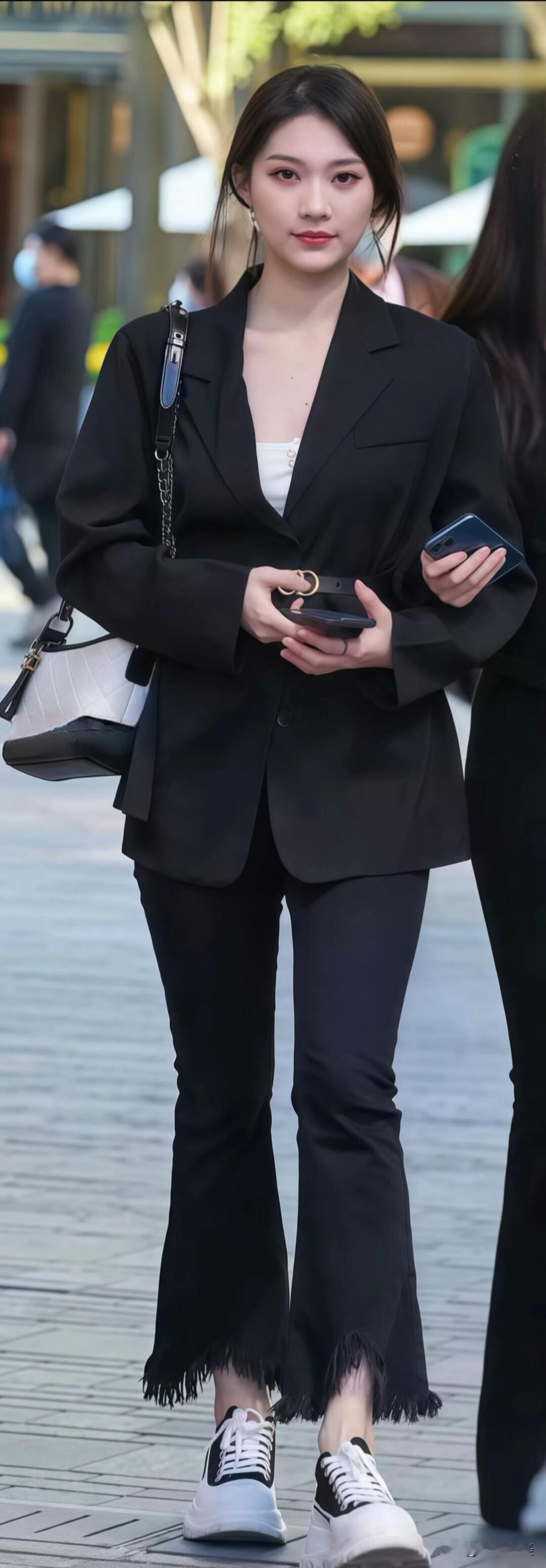 黑色收腰西装搭配流苏喇叭裤，混搭小白鞋，干练又不失随性，气场拉满✨