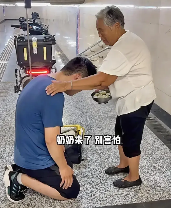 泪目了！河南，男子开车路过高速路口，看见一个头发花白的奶奶在太阳底下拦车，男子上