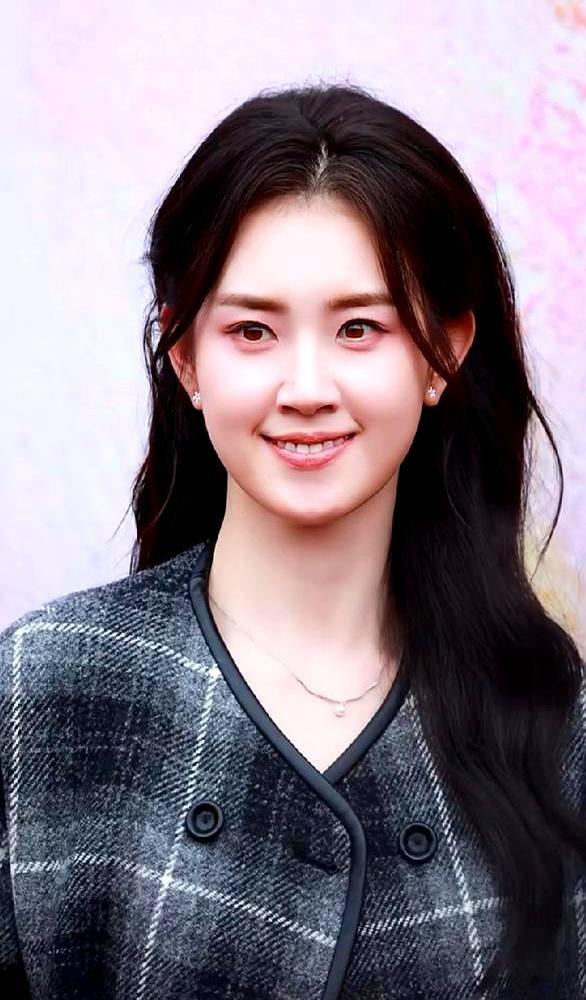 她曾为交房租拍短剧，如今日薪6万霸屏全网。凌晨三点的横店片场，郭宇欣刚收工