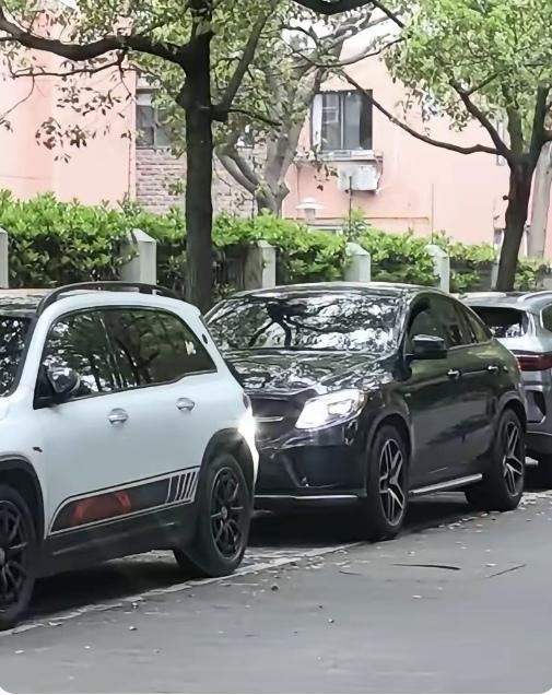 路边停车该不该收费？过去只要你一停，保安收费员骑着小“毛驴”就过来了，现在改“智