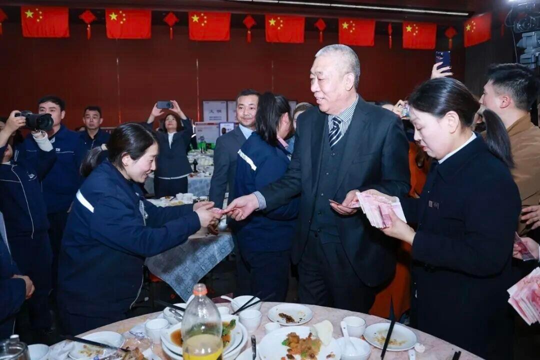 公司利润2.7亿拿1.8亿发年终奖有没有兄弟，或者家属在这家公司上班啊？这公司