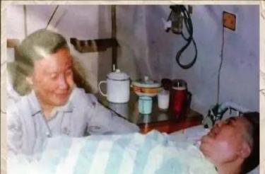 1986年，核辐射致邓稼先全身出血，但临终前，他却病榻含笑，对妻说：“苦了你了，