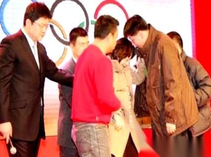 一个女人，能被逼到什么份上？就是在全世界都看着的直播镜头前，冲上台，从自己那当