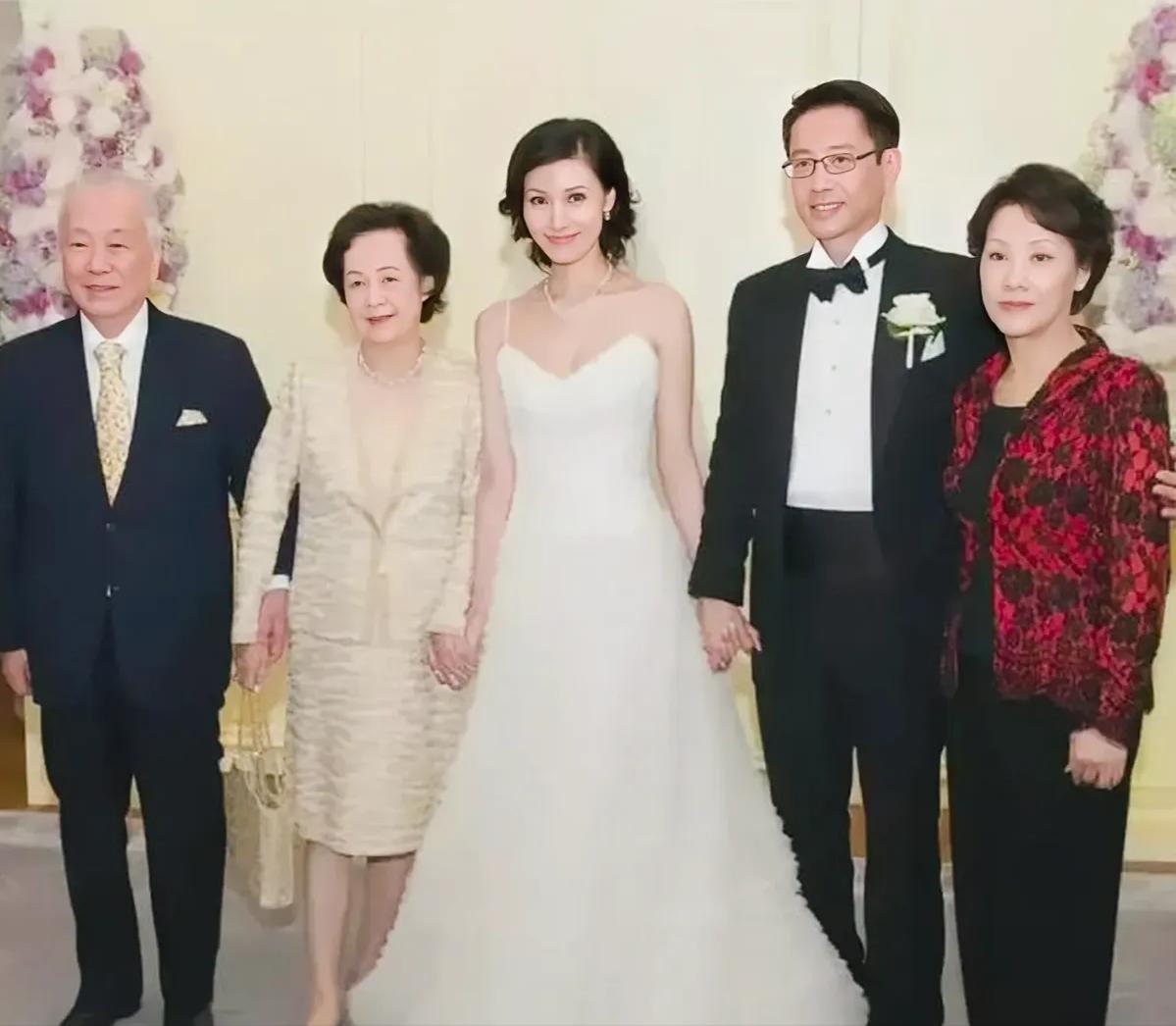 2008年11月23日，38岁的李嘉欣和46岁的许晋亨在香港举行盛大婚礼，照片里