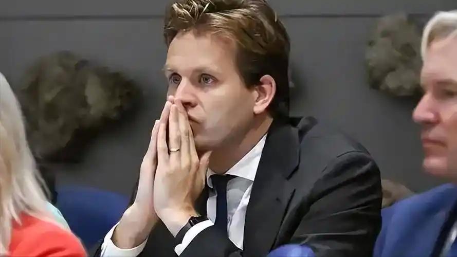 荷兰赌输了，而且输得底裤都不剩！他们以为断供是杀手锏，却忘了在绝对的工业实力面前