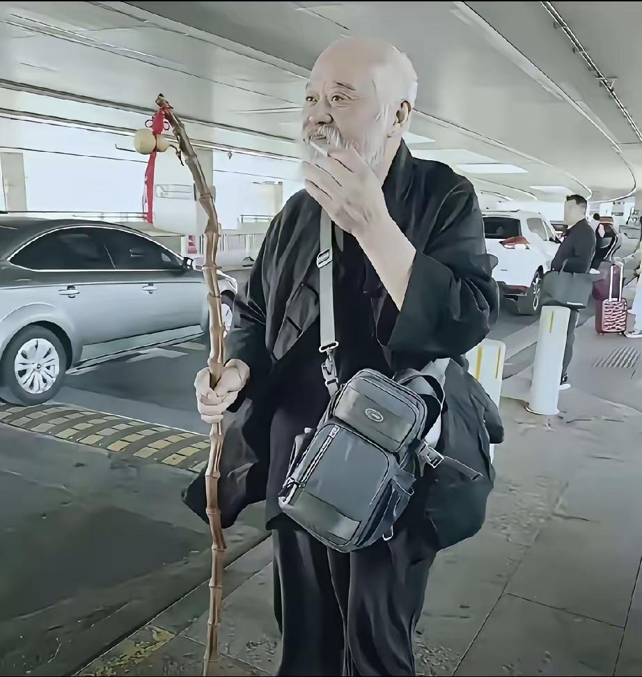 在机场偶遇一位老大爷你们认识吗？他的发型一直都是这样的光头造型，时髦，就像是