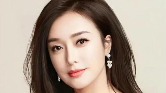 你知道吗？演员秦岚在近日播出的综艺中自曝患病并接受了声带手术。她透露，因长期受嗓