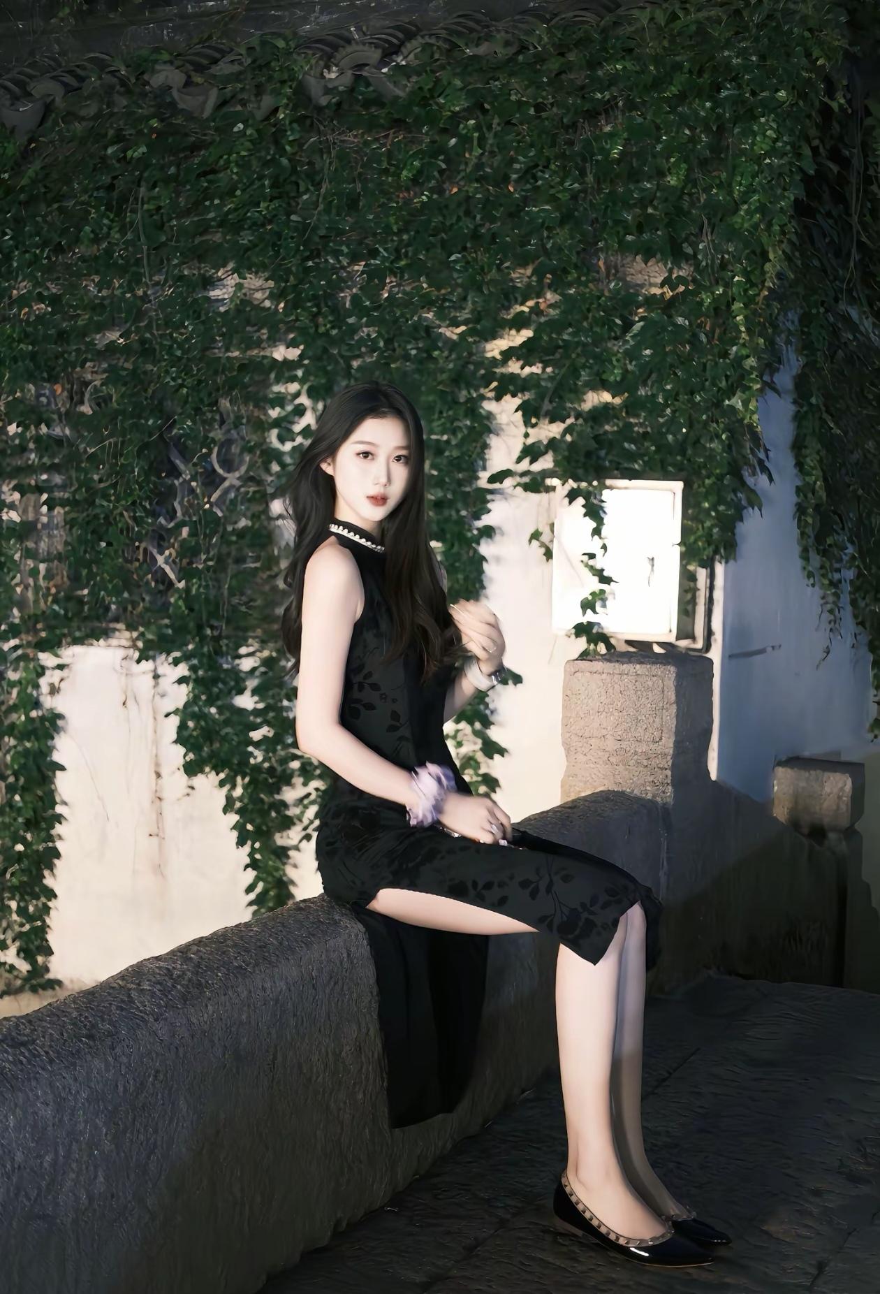 优雅黑裙，绿植映衬，复古风韵，韵味十足。