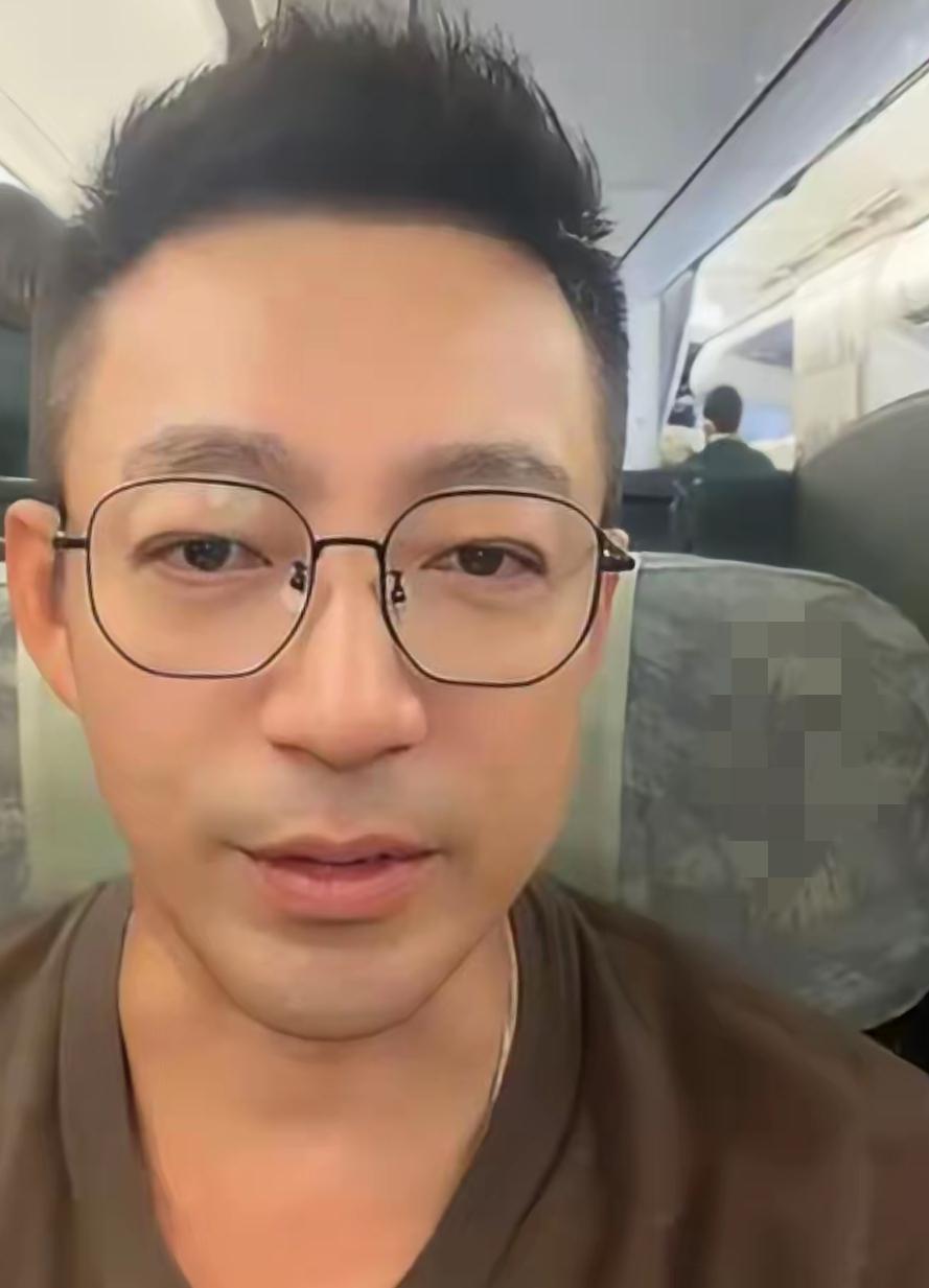 汪小菲台北机场的一张自拍，很多人第一眼留意咖色上衣与眼镜，可真正戳动人心的，却是