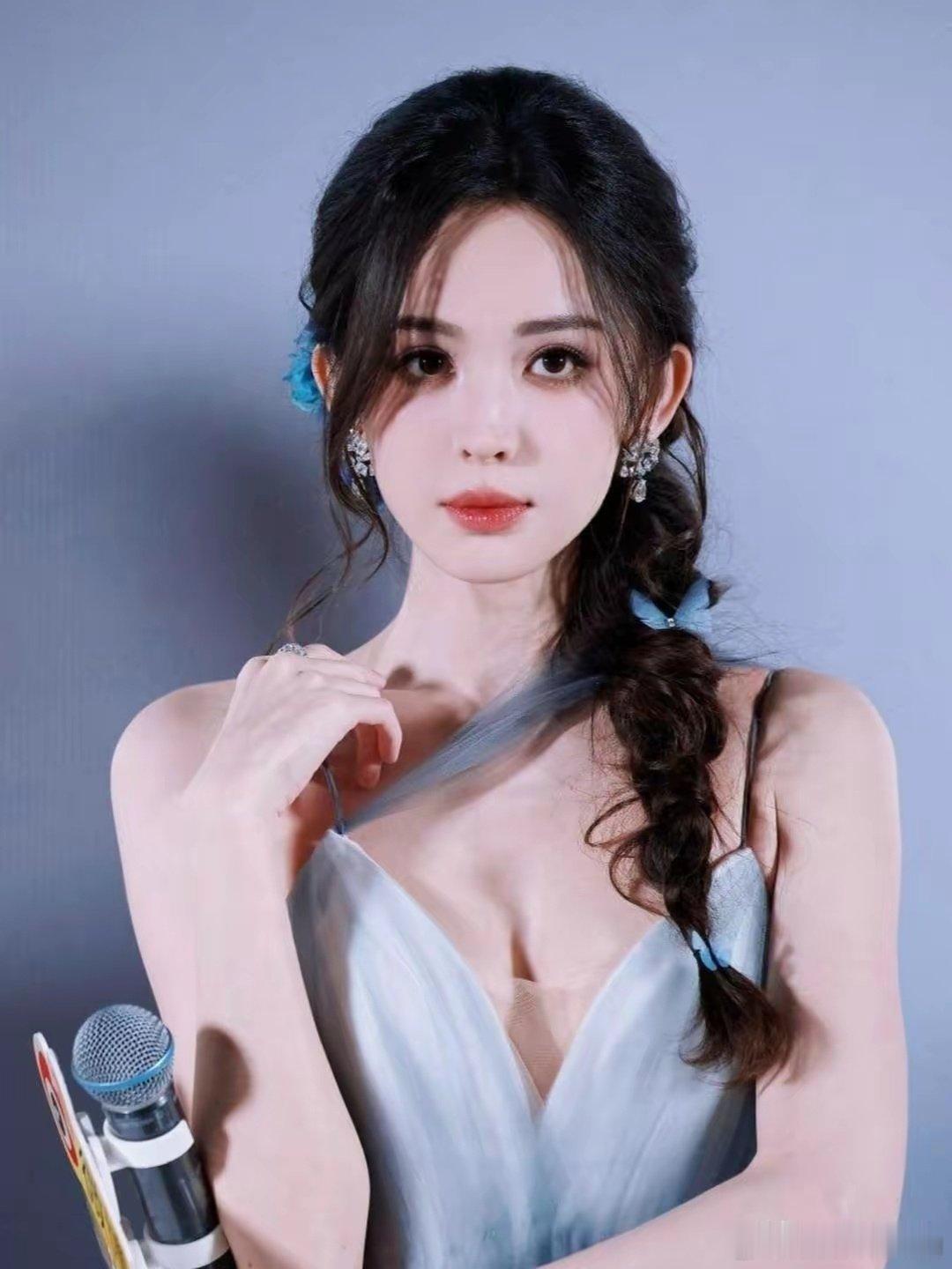 古力娜扎活动生图出圈！一身深V低胸吊带纱裙，氛围感直接拉满！​