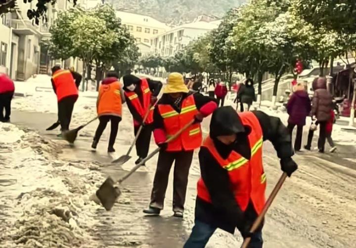 山西运城雪天环卫工戴定位器？怕罚款不敢歇，官方回应来了雪天环卫工定位器争议