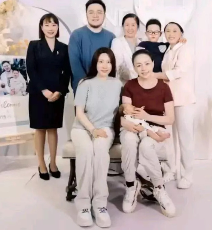 王博谷就是宋丹丹家的穆桂英！你看她平时对巴图百依百顺，对孩子母爱温馨。然而一旦