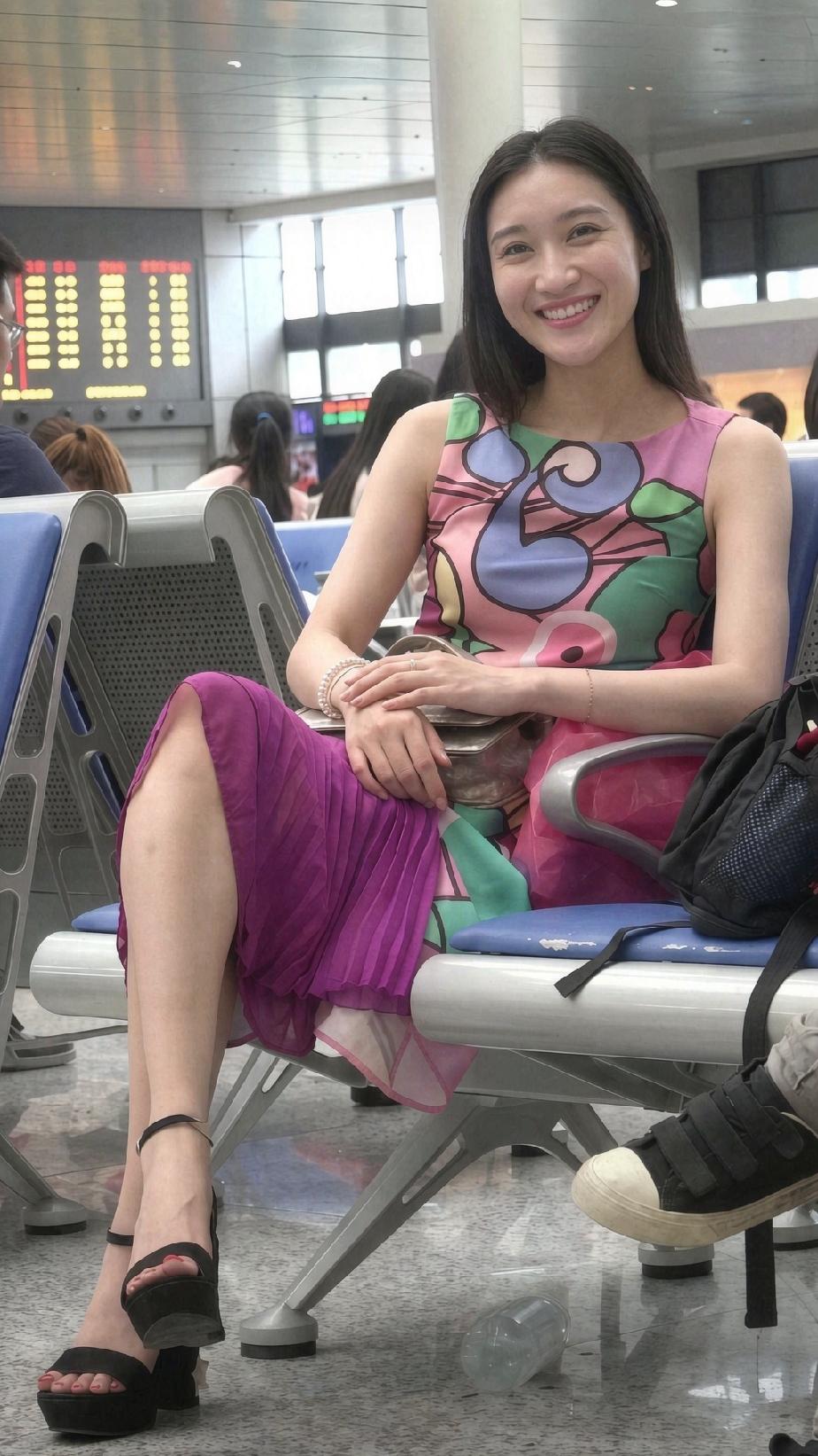 繁花似锦，不如你一笑倾城。在灰白色的空间里，你是唯一的色彩焦点。