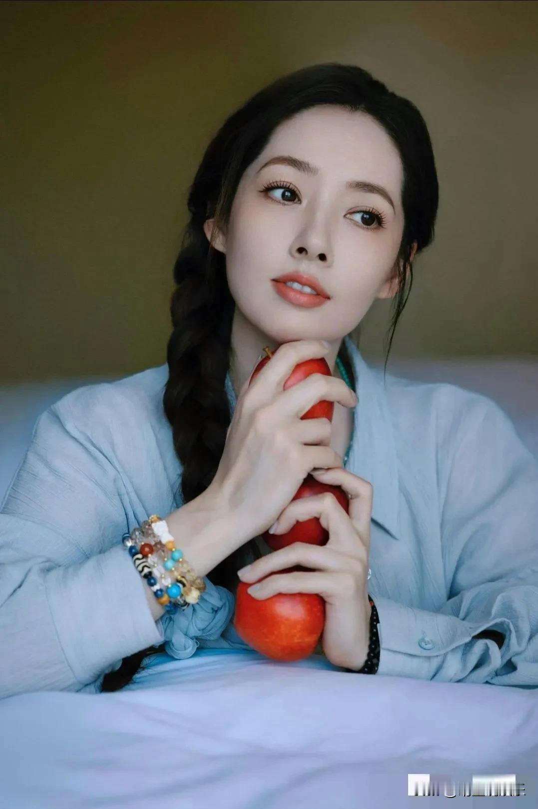 这也是向太特别欣赏郭碧婷的一点吧？明明长着女神颜值却特别接地气，身为顶级豪门儿