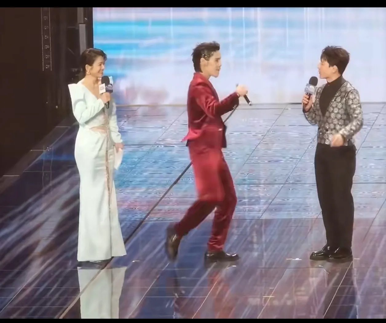 我知道向佐最大的问题是什么了，不是情商低，也不是素质低，而是社会化太弱了。他不懂