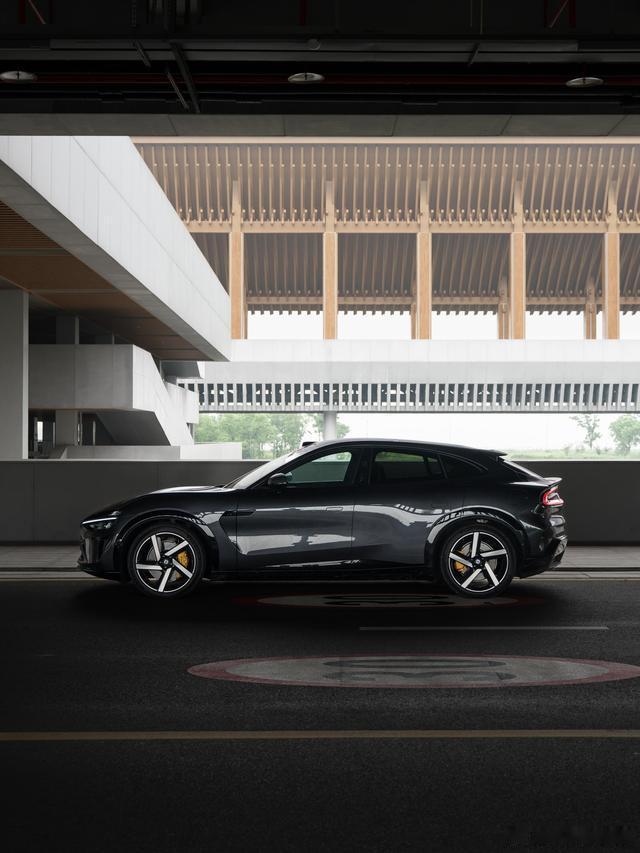 家用纯电SUV真实试驾感受：小米YU7低配 VS 特斯拉Model Y...