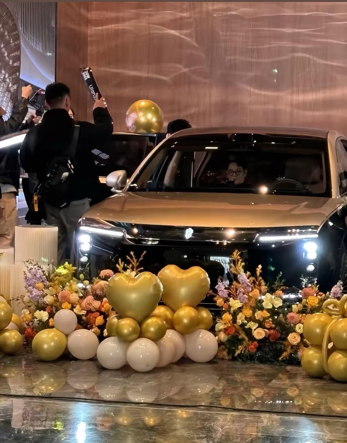 李连杰提尊界了。突然发现今天是尊界第1万台车下线仪式，产能确实提升上来了，各