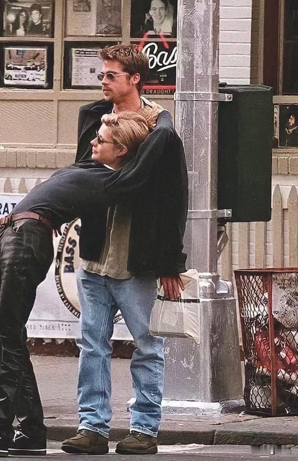 一个神奇的男人跟谁谈就跟谁有cp感他会配合女友改变穿搭和发色，这就是和谁都般