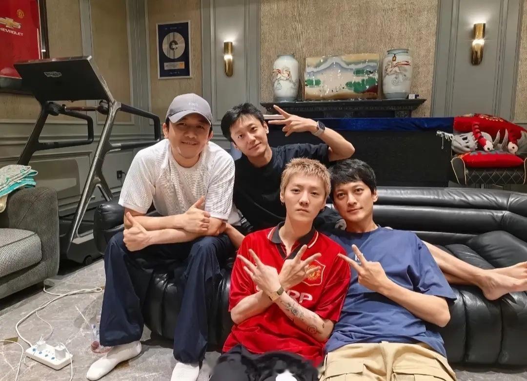 鹿晗和陈赫聚完，又和刘帅良杨凯程等聚会，穿曼联球衣少年感十足！