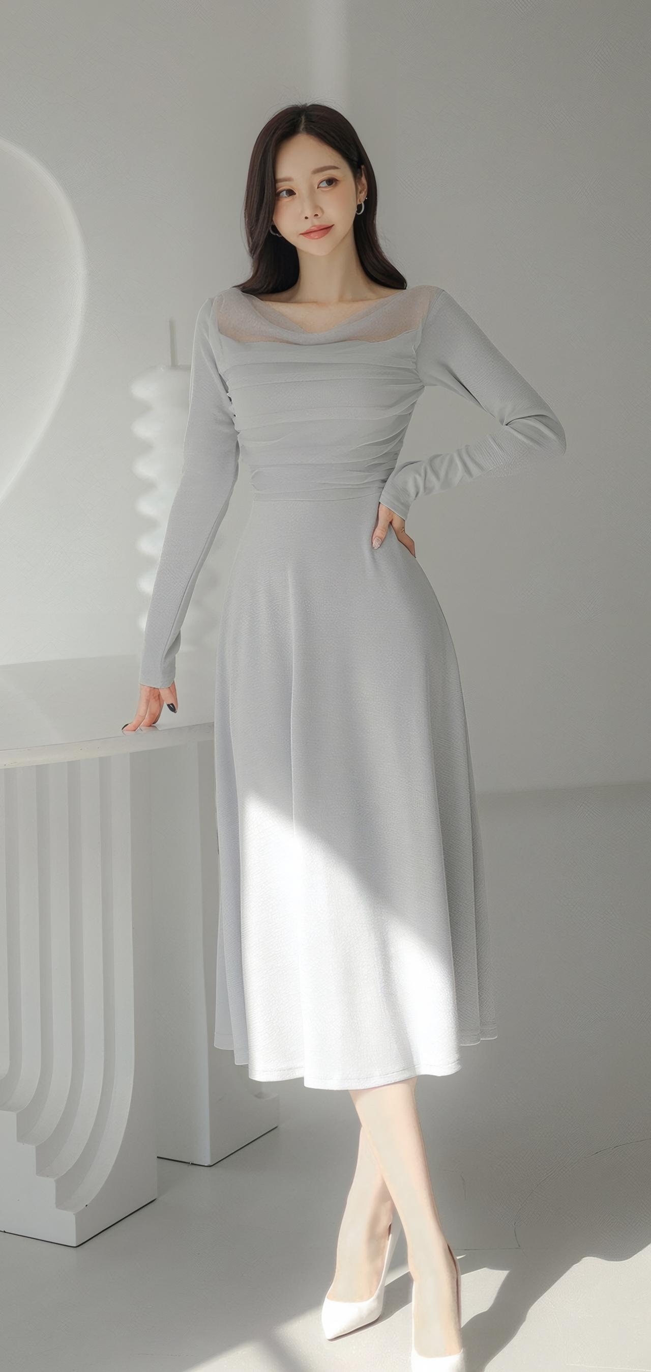 优雅气质穿搭，浅灰色连衣裙搭配高跟鞋，简约而不失时尚感。
