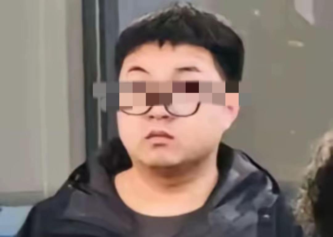 刚提车就把人撞了，买小米max的这位年轻车主也懵了！小伙子年纪不大，戴着眼镜有