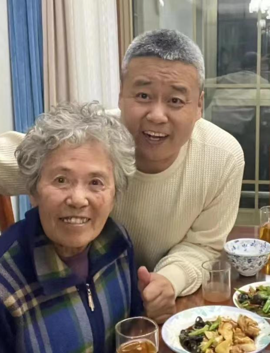 2015年，山东一名46岁男子因投资失败负债4600万，妻子带着孩子离开他，绝望