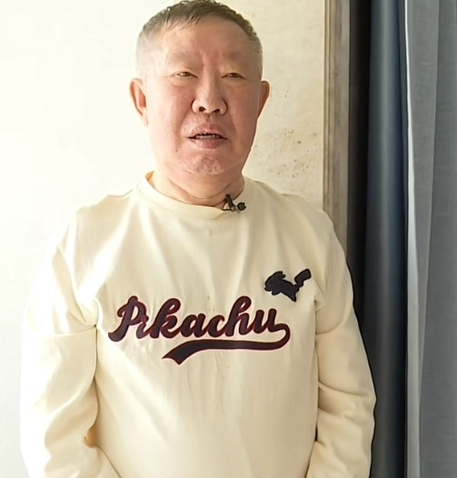 70岁大爷相亲被四个女士同时看中。大爷首先排除了71岁和68岁的大妈，留下了62