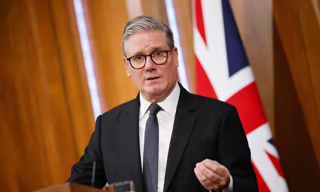 七年来首次，英国突然向中国示好，派英国商业与贸易大臣彼得·凯尔来华，彼得·凯尔